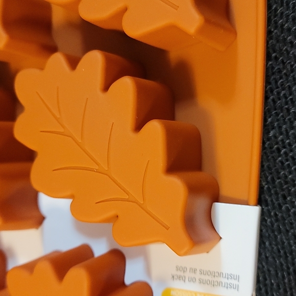 Silicone treat Mold, Bakeware, Leaves, Thanksgiving - Picture 7 of 7